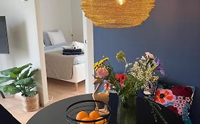 Bohemian Luxury With Private Sauna, Own Carparking, 3 Km From Airport